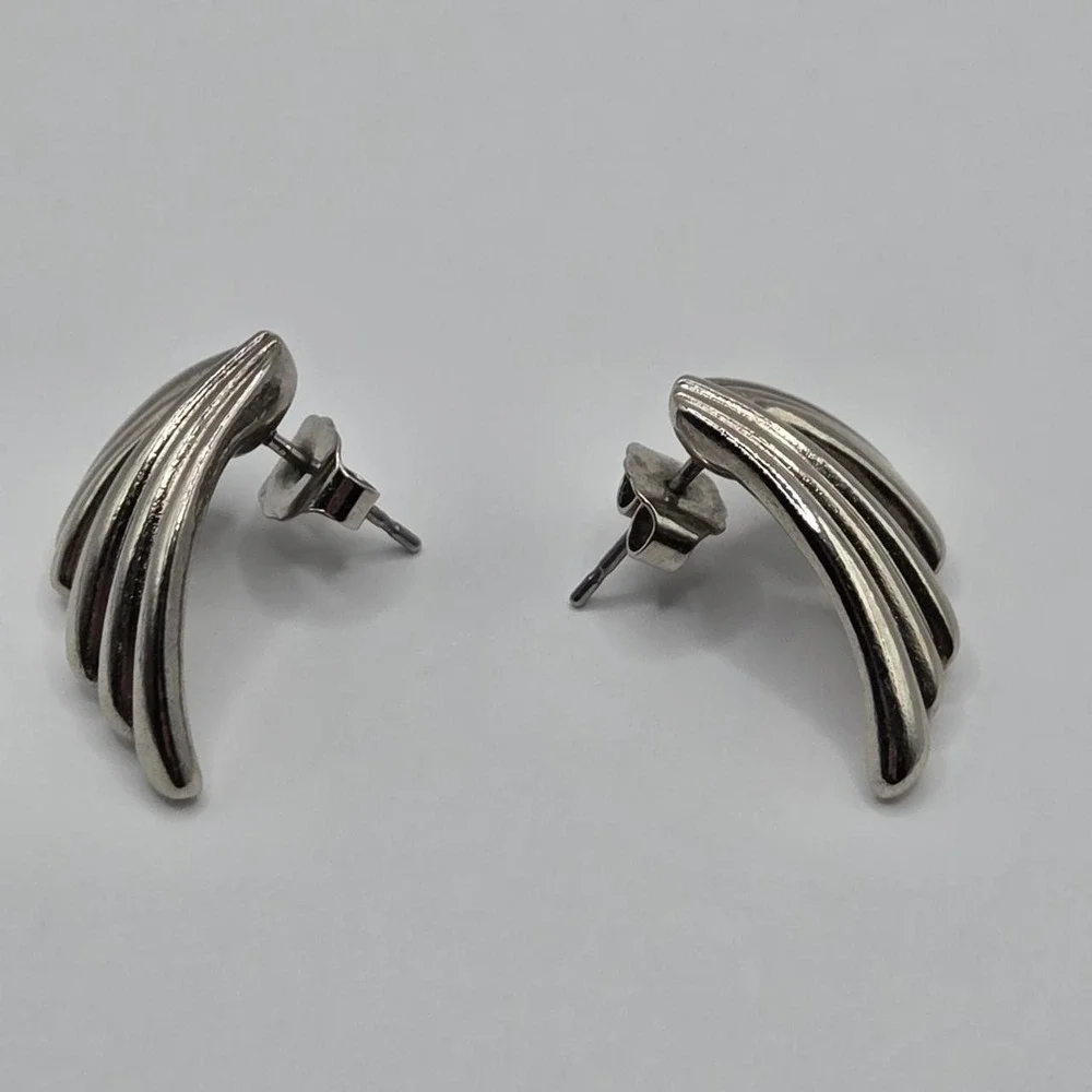 Avon Earrings Women OS Silver Good 1988 Tailored Elegance Ribbed Fan Pierced